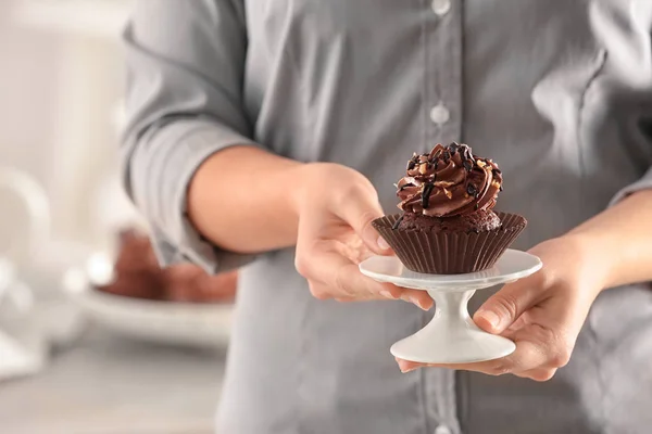 Cupcake de chocolate saboroso — Fotografia de Stock