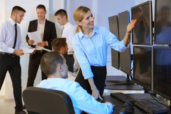 Stock traders working in office — Stock Photo, Image