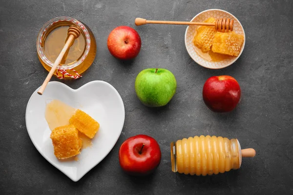 Ароматный мед и фрукты — стоковое фото