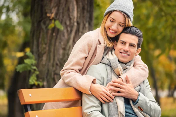 Parktaki genç çift.