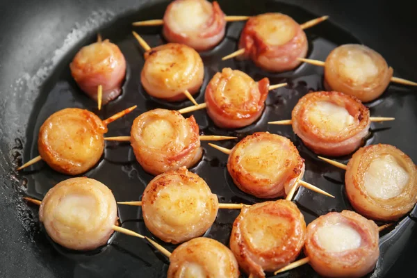 Vieiras embrulhadas em bacon — Fotografia de Stock