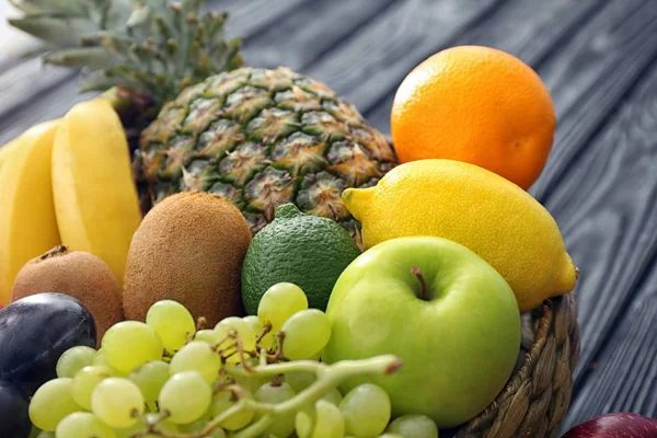 Cesta e frutas frescas — Fotografia de Stock