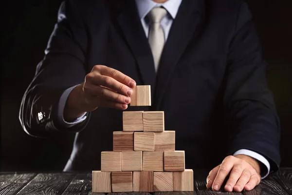 Mensch und Holzwürfel — Stockfoto