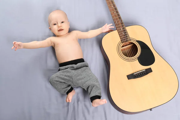 Lindo bebé con guitarra — Foto de Stock