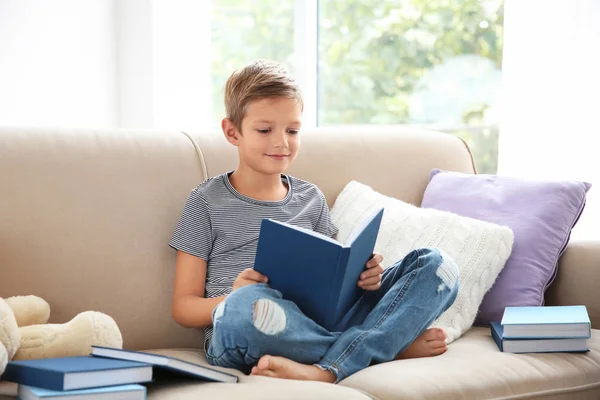 Милий маленький хлопчик читає вдома — стокове фото