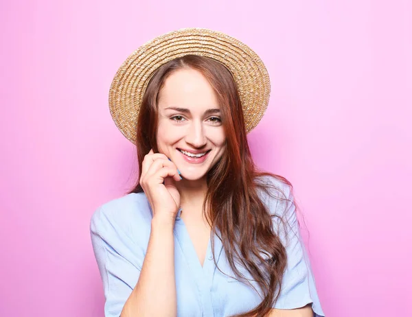 Joven Mujer Sonriente Sombrero Sobre Fondo Color —  Fotos de Stock