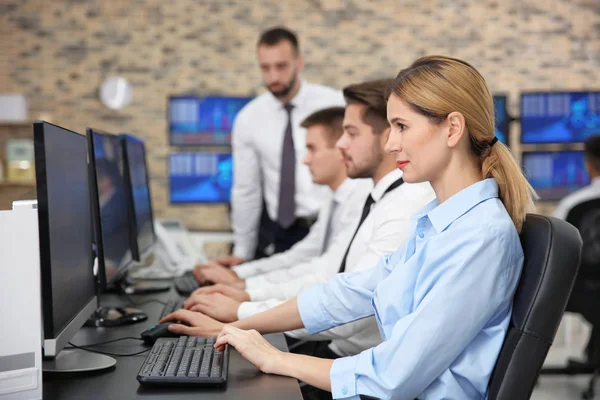 Stock traders working in office — Stock Photo, Image