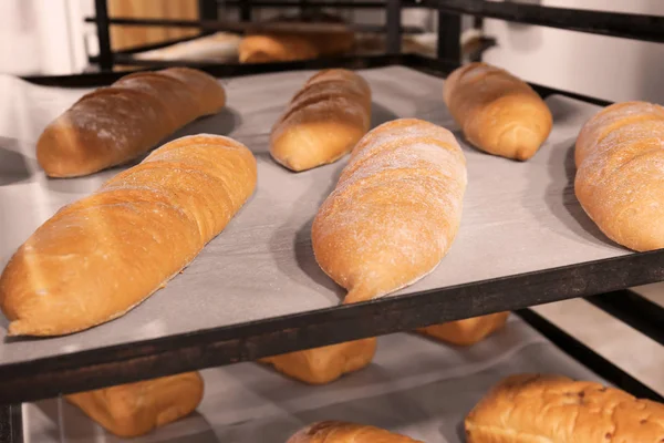 Panes de pan en estanterías — Foto de Stock