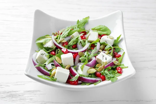 Assiette avec salade fraîche savoureuse — Photo