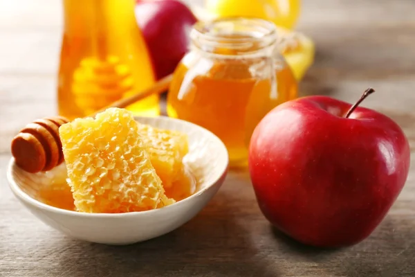 Honeycomb in bowl and apple — Stock Photo, Image