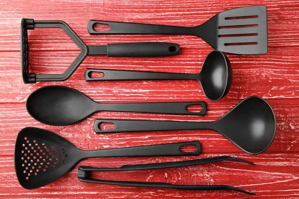 Renk ahşap arka plan üzerinde çeşitli mutfak eşyaları