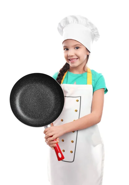 Милая девушка в шляпе шеф-повара с сковородкой — стоковое фото