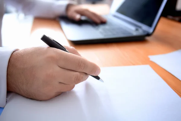 Businessman signing document — Stock Photo, Image