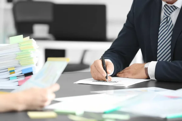 Mensen die werken met documenten — Stockfoto