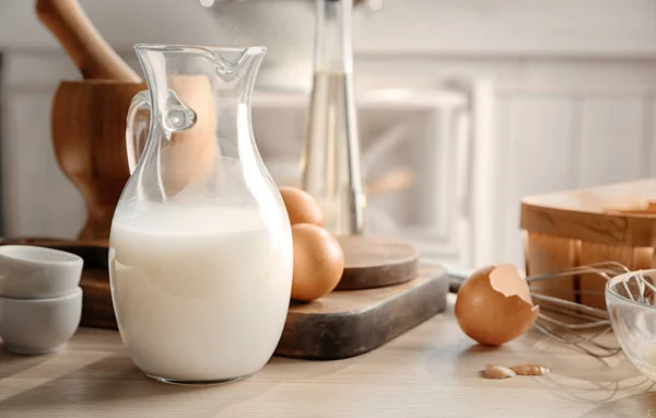 Caraffa con latte in tavola — Foto Stock