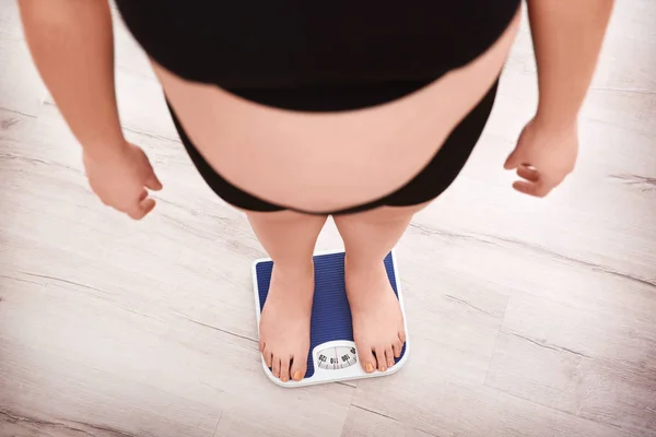 Femme en surpoids mesurant le poids — Photo
