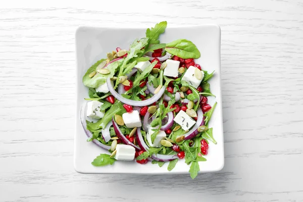 Тарелка со свежим вкусным салатом — стоковое фото