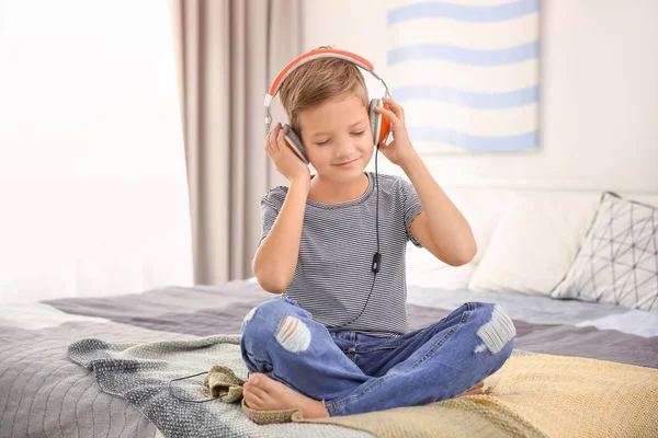 Lindo niño escuchando música en casa — Foto de Stock