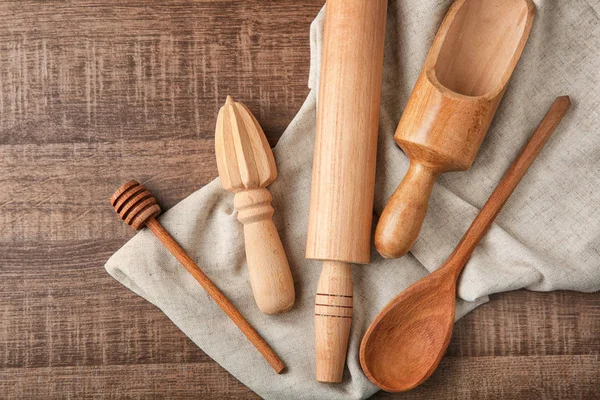 木製の背景に様々 な台所用品 — ストック写真