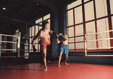 Genç profesyonel kickboxers