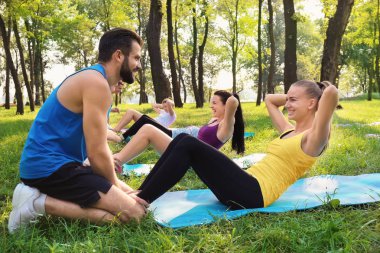 Bir grup genç insan parkta eğitim