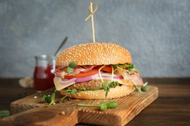 Ahşap masa lezzetli domuz pastırması burger ile kurulu