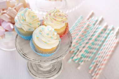 Kekler tablo üzerinde durmak