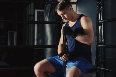 Erkek boxer el uygulama sarar 