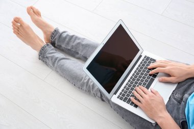 dizüstü bilgisayar kullanan adam