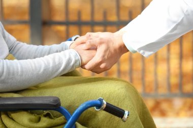 Genç caregiver komuta sizde ile elele