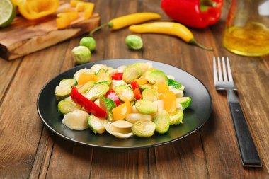 Brüksel lahanası ile makarna 