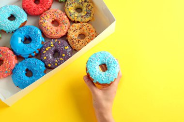 Kadın holding lezzetli çörek 