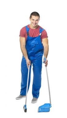 Genç adam süpürge ve faraş 