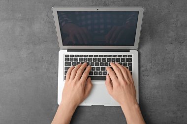 dizüstü bilgisayar kullanan adam