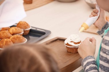 Sınıflar yemek sırasında cupcake dekorasyon çocuk