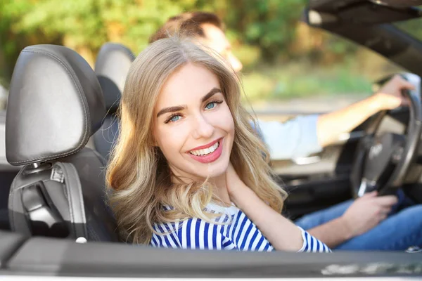 Bela jovem mulher no carro — Fotografia de Stock