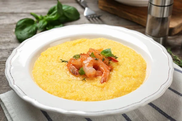 Tasty shrimps and grits — Stock Photo, Image