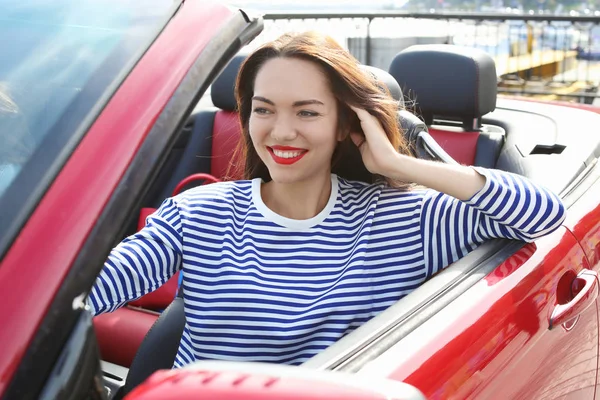 Piękna młoda kobieta w Cabrio na zewnątrz — Zdjęcie stockowe
