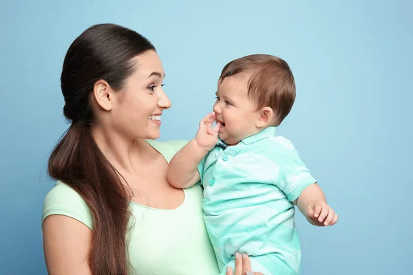 Jovem mãe com filho pequeno — Fotografia de Stock