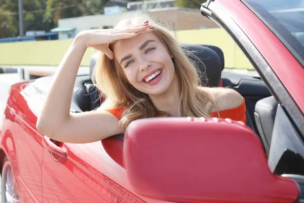 Bella giovane donna in cabriolet all'aperto — Foto Stock