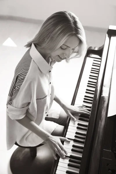 Mujer talentosa tocando el piano — Foto de Stock