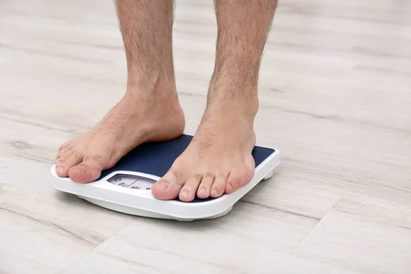 Übergewichtiger Mann misst Gewicht — Stockfoto