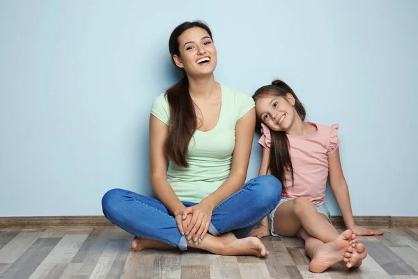 Ibu muda dengan anak perempuan kecil — Stok Foto