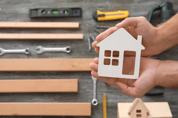 Real estate agent with house model — Stock Photo, Image