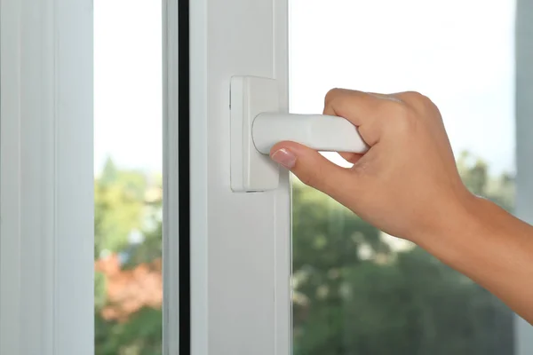 Mujer ventana de apertura — Foto de Stock