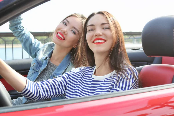 Две красивые молодые женщины в кабриолете на открытом воздухе — стоковое фото