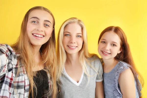 Lindos adolescentes tomando selfie en el fondo de color — Foto de Stock