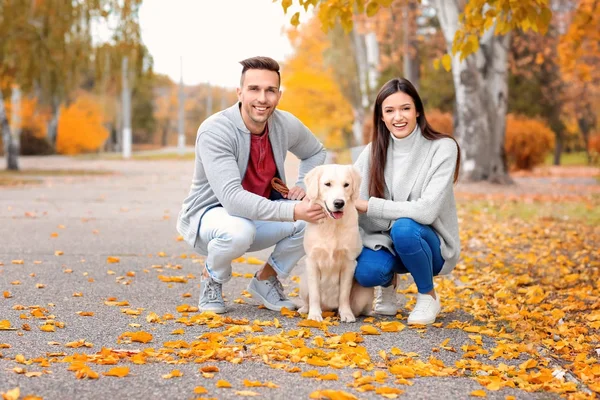 Echtpaar met hond in park — Stockfoto