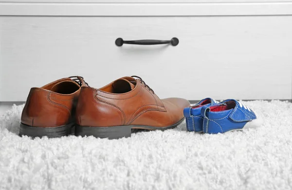 Обувь для отца и сына — стоковое фото