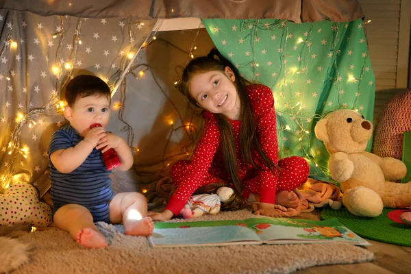 오두막집에서 귀여운 아이 들 — 스톡 사진